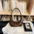 Καφέ vintage τσάντα ώμου, ρετρό σχεδίαση από σουέτ και δέρμα με χρυσές λεπτομέρειες. - Καφέ