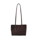 Borsa a tracolla marrone minimalista con sottili spalline e ciondolo a chiave chic. - con portachiavi / Caffè