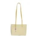 Dettaglio della borsa a spalla gialla minimalista con un grazioso ciondolo a forma di chiave. - con portachiavi / Giallo