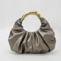 Sac à main cloud métallisé plissé avec poignée incurvée en métal doré brillant détail vue - 30*3*23 / Champagne