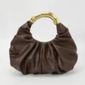 Sac à main nuage plissé marron avec poignée ronde en métal or brillant, pochette élégante. - 30*3*23 / Café