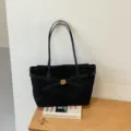 Bolso tote negro minimalista, elegante bolso de hombro en ante con hebilla metálica. - Negro