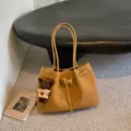 Καφέ τσάντα tote με μοτίβο κροκόδειλου και αρκουδάκι, κομψή μινιμαλιστική τσάντα ώμου. - 35*12*25 Χωρίς Μενταγιόν / Κίτρινο