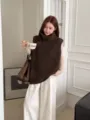 Disparo detallado del chaleco de jersey sin mangas con cuello alto de punto grueso marrón oscuro. - Talla única / Tops / Café