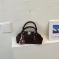 Dunkelbraune Vintage Wildleder Handtasche mit Perlen Schleife Anhänger, elegante Damentasche. - Mit Anhänger / 25*9*13cm / Kaffeebraun