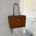 Bolso tote vintage de ante marron gran capacidad bolso de mano con cinturon y cerradura. - Marrón