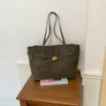 Bolso tote vintage de ante verde oscuro con correas dobles y elegante hebilla de metal. - Verde