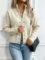 Gros plan détail du cardigan zippé en tricot crème pour femme avec boutons métalliques. - Taille unique / Hauts / Blanc Cassé