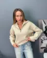 Vue détaillée pull en maille côtelée demi-zip pour femme écru, coupe ample et décontractée. - Taille unique / Abricot
