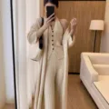 Beige gebreide driedelige set, gezellig cardigan, stijlvolle top en comfortabele broek. - Eén maat / Top en Broek / Broken Wit