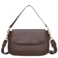 Detailansicht der dunkelbraunen minimalistischen Ledertasche mit goldenen Beschlägen. - Kaffee (Glatte Oberfläche)