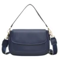 Dunkelblaue Leder-Achseltasche Detail, Überschlag, breiter verstellbarer Umhängegurt. - Blau (Glatte Oberfläche)