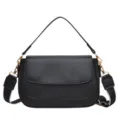 Minimalistische schwarze Schultertasche mit Klappe, Griff und breitem Gurt für den Alltag. - Schwarz (Glatte Oberfläche)