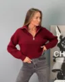 Détail d'un pull en tricot bordeaux à demi-fermeture éclair et col côtelé élégant. - Taille unique / Bordeaux