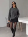 Grauer Damen Strickpullover mit dekorativen Knöpfen vorne und klassischem Rundhalsausschnitt. - Einheitsgröße / Oberteile / Dunkelgrau