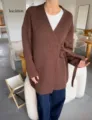 Detailopname van het bruine dames gebreide wikkelvest met tailleceintuur en gezellige stijl. - Eén maat / Tops / Donkerbruin