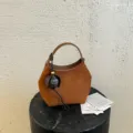 Bruine suède emmertas, retro woon-werkhandtas met stijlvolle bedel en comfortabele handgreep. - 17x11x15 Zonder Hanger / Geelbruin