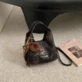 Koreanischer Vintage Leopardenmuster Umhängetasche mit süßem flauschigem Ball Anhänger. - Ohne Anhänger / Schwarz
