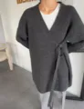 Donkergrijs gebreid wikkelvest voor dames met tailleceintuur en comfortabele lange mouwen. - Eén maat / Tops / Grijs