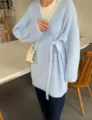 Lichtblauwe gebreide vest trui met wikkelriem aan de voorkant, casual warme kleding. - Eén maat / Tops / Lichtblauw