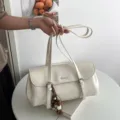 Weißer Schultertasche aus Ölwachsleder, Vintage Pendler Chic Unterarmtasche für Damen. - Ohne Anhänger / Weiß