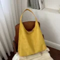 Gelbe Wildleder Hobo Umhängetasche, minimalistische lässige Tasche für Damen Alltag. - Gelb