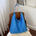 Minimalistische blaue Wildleder Hobo Schultertasche, große Freizeittasche für Damen - Blau