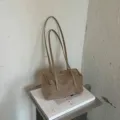 Koreanische Retro Nische Wildleder Kissen Tasche, elegante Lange Riemen Schultertasche. - 23*11*12 / Hellbeige
