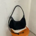 Schwarze Wildleder-Hobo-Schultertasche, minimalistisches Design mit langem Riemen für Alltag. - Schwarz