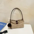 Khakifarbene Wildleder Schultertasche, lässige Achseltasche mit braunem Riemen und Anhänger. - Ohne Anhänger / 25x10x15cm / Khaki