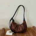 Vintage Leo-Print Wildleder Hobo Schultertasche mit schwarzen Ledergriffen für den Alltag. - Leopardenprint