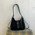Schwarze Wildleder Umhängetasche für Damen, lässiger Shopper mit Schnalle und Holzperl. - Ohne Anhänger / Schwarz