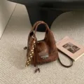 Chike Damen Umhängetasche im Leo-Design, Retro Handtasche mit Pom-Pom Anhänger und Tuch. - Ohne Anhänger / Braun