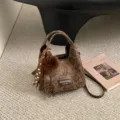 Koreanische braune Umhängetasche mit Leopardenmuster, Pompom und Band dekoriert. - Ohne Anhänger / Kaffeebraun