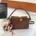 Braun Wildleder Kissen Tasche, stilvolle Schulter Handtasche mit Leoparden Pluesch Herz. - Ohne Anhänger / Kaffeebraun