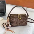 Modische Leo-Muster Kissen-Handtasche mit geflochtenem Griff und Plüschherz-Anhänger. - Ohne Anhänger / Brauner Leopard