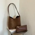 Braune Wildleder Eimer Umhängetasche mit passender kleiner Tasche für den Alltag. - Ohne Anhänger / 28x9x25cm / Braun