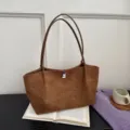 Koreanischer Stil braune Wildleder-Tasche, vintage minimalistische Schultertasche Damen. - Braun