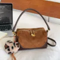 Braune Wildleder Patchwork Kissen Handtasche, stilvolle Pendler Schultertasche mit Herz. - Ohne Anhänger / Braun