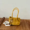 Gelbe Wildleder-Tasche mit Blumenanhänger, lässige Retro-Umhängetasche für Damen stilvoll. - Ohne Anhänger / Gelb