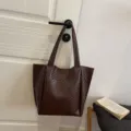 Borsa tote intrecciata marrone, design minimalista elegante con doppi manici per lavoro quotidiano. - Marrone