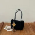 Schwarze Wildleder-Tragetasche mit Blumen-Anhänger, lässige Retro-Schultertasche für den Alltag. - Ohne Anhänger / Schwarz