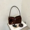 Braune Wildleder-Umhängetasche mit Plüsch-Bommel-Anhänger und abnehmbarem Schulterriemen. - Ohne Anhänger / 25x10x15cm / Kaffeebraun