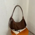 Retro braune Wildleder Umhängetasche, weiche Hobo Beuteltasche mit Reißverschluss und Knoten. - Braun