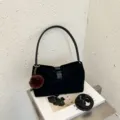 Elegante schwarze Wildleder-Umhängetasche, minimalistische Freizeit-Handtasche mit flauschigem Anhänger. - Ohne Anhänger / 25x10x15cm / Schwarz