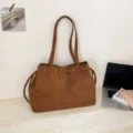 Braune Wildleder-Tasche für Damen, große Kapazität, lässige Umhängetasche mit Kordelzug. - 39*11*26 Ohne Anhänger / Gelbbraun