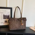 Koreanischer Leopard-Tote-Bag, große Umhängetasche für Pendler mit Perlenanhänger. - 39*11*26 Ohne Anhänger / Leopard Kaffee