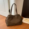 Dunkelbraune Wildleder Tote Bag, minimalistische Schultertasche mit Kordelzug und Ösen. - 39*11*26 Ohne Anhänger / Grün