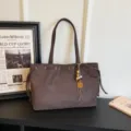 Koreanischer brauner Wildleder Shopper, große lässige Umhängetasche mit Anhänger. - 39*11*26 Ohne Anhänger / Kaffee