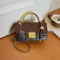 Braune gesteppte Kettentasche mit Metalltragegriff und Bärenanhänger für Damen chic. - 21x7x12cm mit Anhänger / Leopardenflecken